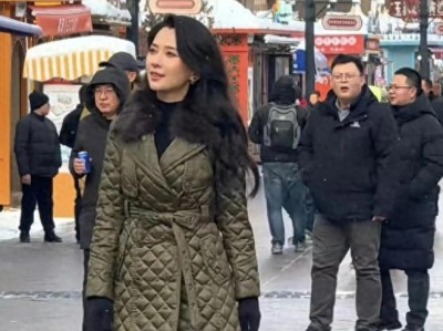 33岁森林北新疆偶遇照曝光，穿得厚实仍美得惊艳