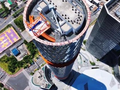 上海长滩观光塔高空秋千运营满月，超300游客体验