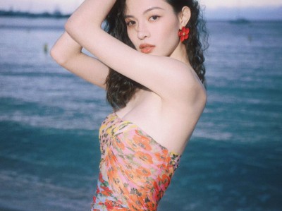 海边度假怎么穿？女明星时尚穿搭作业抄起来