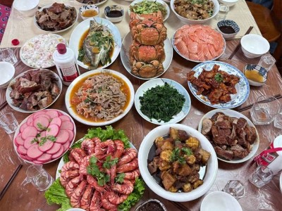 兄妹五人年夜饭大比拼，职业差距悬殊，最后一桌让人心酸