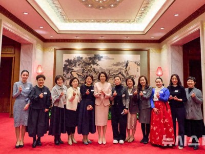 韩国第一夫人金惠景访华行程及造型变化，尽显端庄时尚