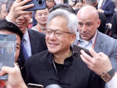 黄仁勋穿大爷装逛上海菜市场，身家千亿为何这么接地气？