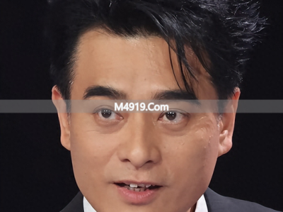 50岁陈龙近照显老，牙齿歪斜发福明显，与小10岁妻子像两代人