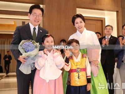 韩国总统李在明夫妇访印，金惠景韩服造型吸睛