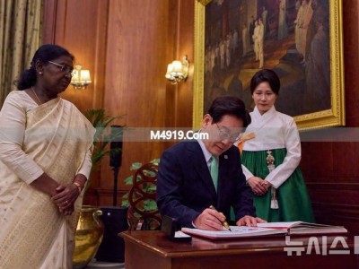 韩国总统夫人访印度一天换多套造型，奔六年纪少女心不减