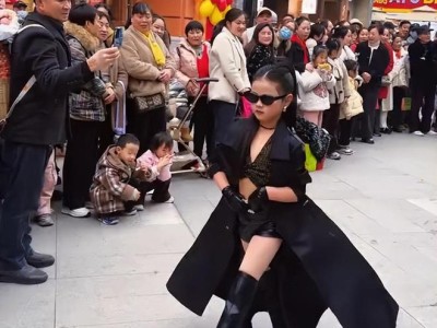 家长晒女儿街边T台走秀，路人表情尴尬，网友：这是啥审美？