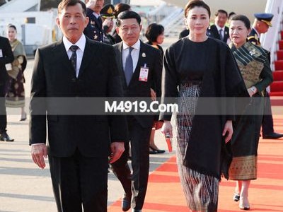 泰王夫妇访老挝：王后苏提达斗篷裙装太美，国王亲自开飞机