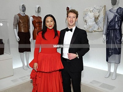 扎克伯格老婆走红毯，大红色裙装吸睛，恩爱多年超甜