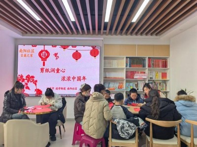 延吉非遗剪纸传承人手把手教学，剪出浓浓年味