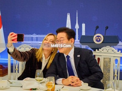 意大利美女总理梅洛尼访韩穿搭吸睛，职场女强人风采尽显