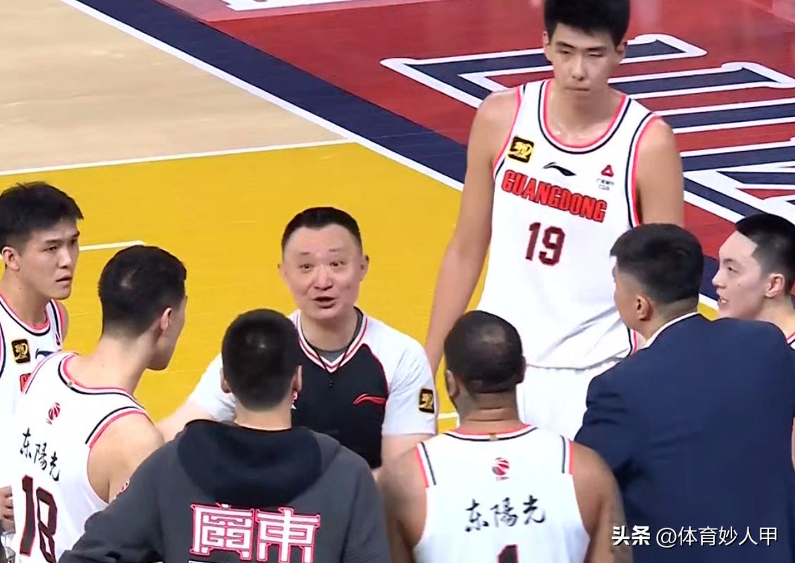 _裁判可以驱逐观众吗_裁判驱逐出场的手势