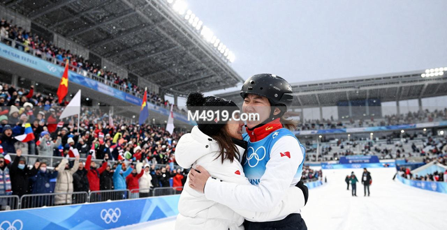 王心迪谈夺冠感受：“圆了桃姐的梦”_桃姐拿奖视频_