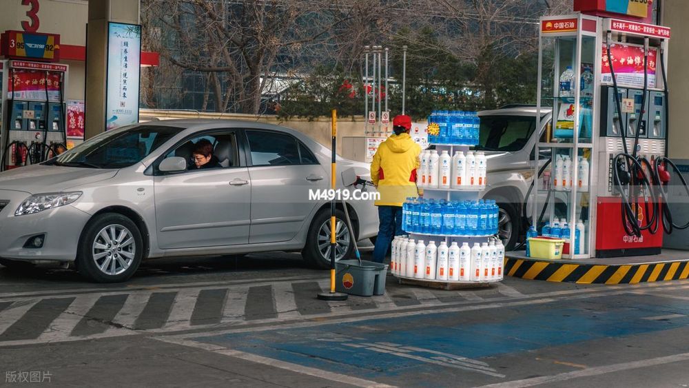 加油开车是什么意思__开车去加油
