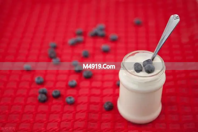 早上空腹喝酸奶有益吗？多维度分析给你科学饮用参考