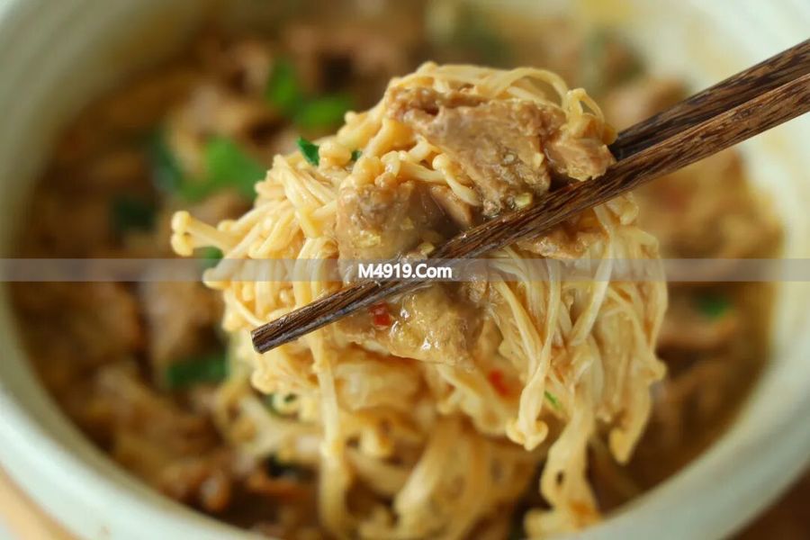 牛肉金针菇砂锅：懒人快手菜，孩子爱吃
