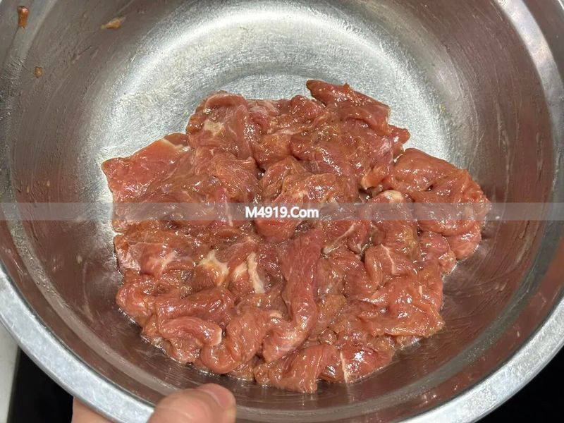 牛肉金针菇砂锅：懒人快手菜，孩子爱吃