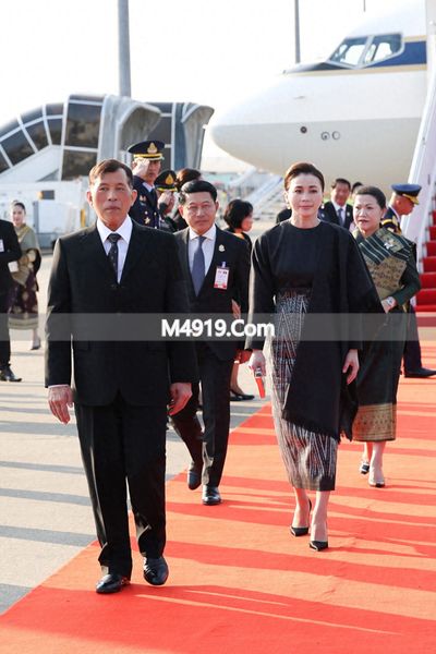 泰王夫妇访老挝：王后苏提达斗篷裙装太美，国王亲自开飞机