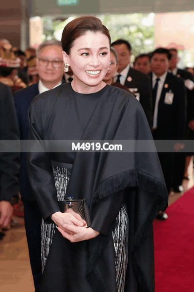 泰王王后最新活动视频_泰王和王后出席活动视频_