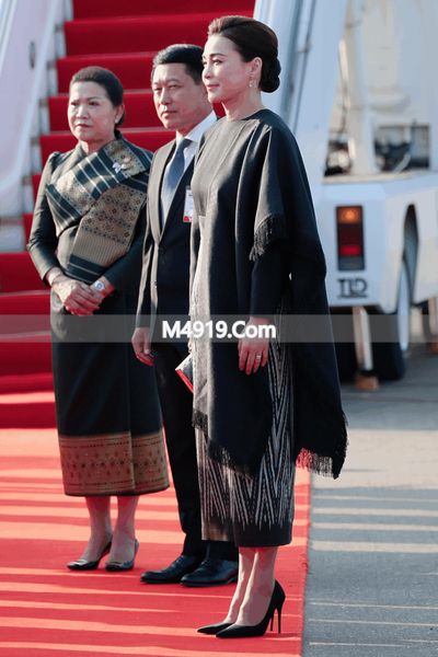 泰王夫妇访老挝：王后苏提达斗篷裙装太美，国王亲自开飞机