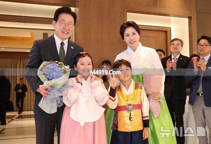 _韩国第一夫人刚抵达印度就美翻了！穿白绿配小清新韩服，又嫩又美_韩国第一夫人刚抵达印度就美翻了！穿白绿配小清新韩服，又嫩又美