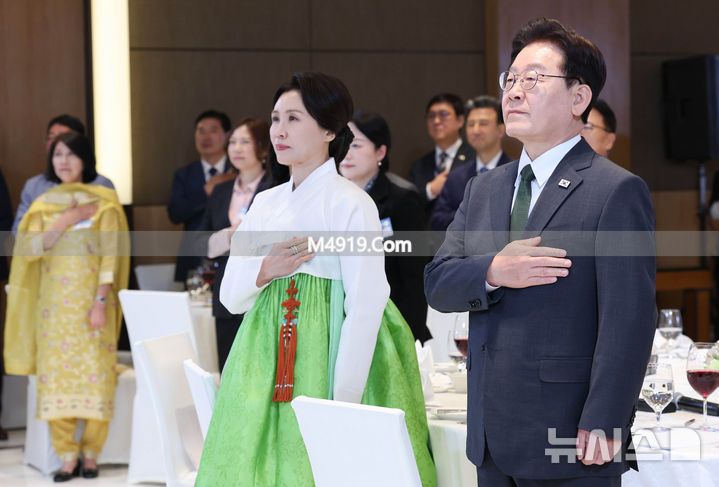 韩国第一夫人刚抵达印度就美翻了！穿白绿配小清新韩服，又嫩又美_韩国第一夫人刚抵达印度就美翻了！穿白绿配小清新韩服，又嫩又美_