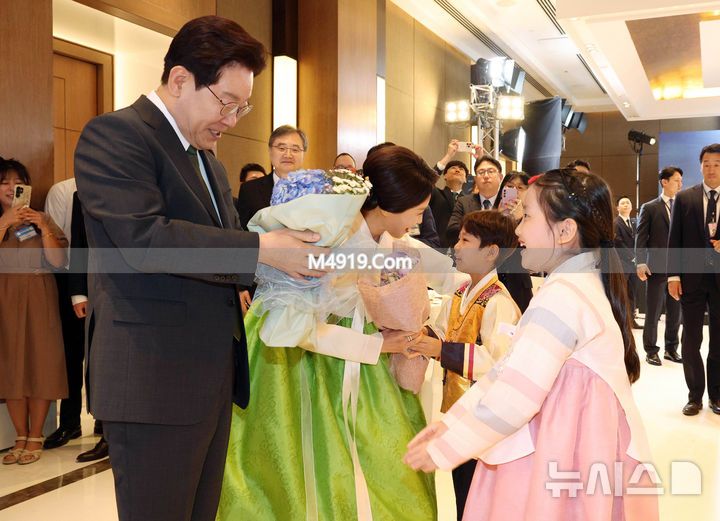 韩国第一夫人刚抵达印度就美翻了！穿白绿配小清新韩服，又嫩又美_韩国第一夫人刚抵达印度就美翻了！穿白绿配小清新韩服，又嫩又美_