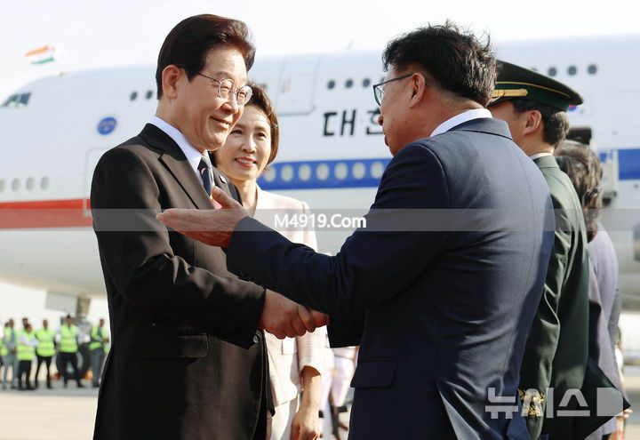 韩国第一夫人刚抵达印度就美翻了！穿白绿配小清新韩服，又嫩又美__韩国第一夫人刚抵达印度就美翻了！穿白绿配小清新韩服，又嫩又美