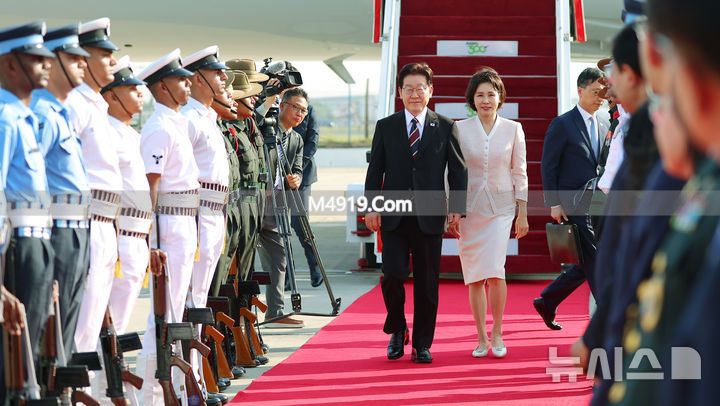 韩国第一夫人刚抵达印度就美翻了！穿白绿配小清新韩服，又嫩又美__韩国第一夫人刚抵达印度就美翻了！穿白绿配小清新韩服，又嫩又美