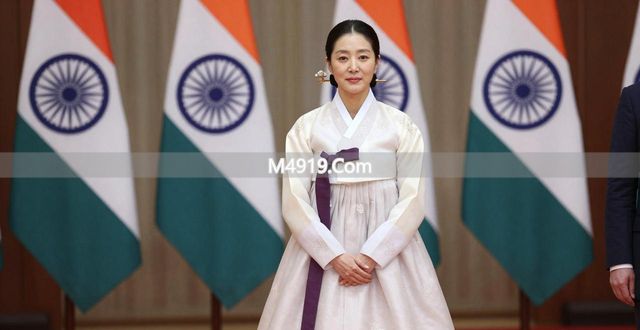 _韩国第一夫人刚抵达印度就美翻了！穿白绿配小清新韩服，又嫩又美_韩国第一夫人刚抵达印度就美翻了！穿白绿配小清新韩服，又嫩又美