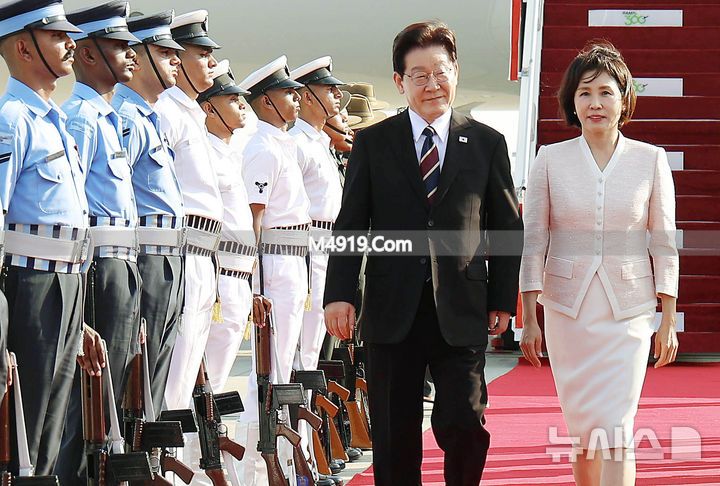 韩国第一夫人刚抵达印度就美翻了！穿白绿配小清新韩服，又嫩又美__韩国第一夫人刚抵达印度就美翻了！穿白绿配小清新韩服，又嫩又美
