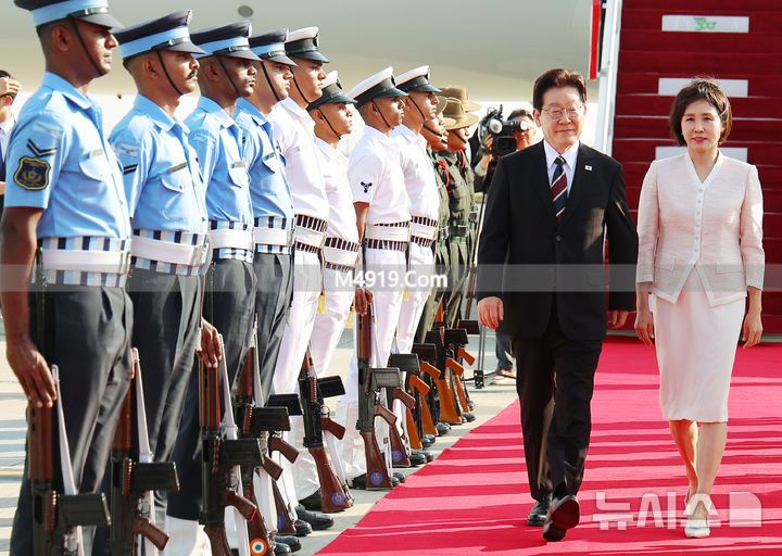 韩国第一夫人刚抵达印度就美翻了！穿白绿配小清新韩服，又嫩又美__韩国第一夫人刚抵达印度就美翻了！穿白绿配小清新韩服，又嫩又美