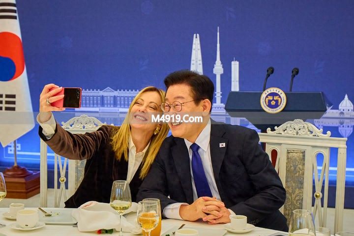 意大利美女总理梅洛尼访韩穿搭吸睛，职场女强人风采尽显