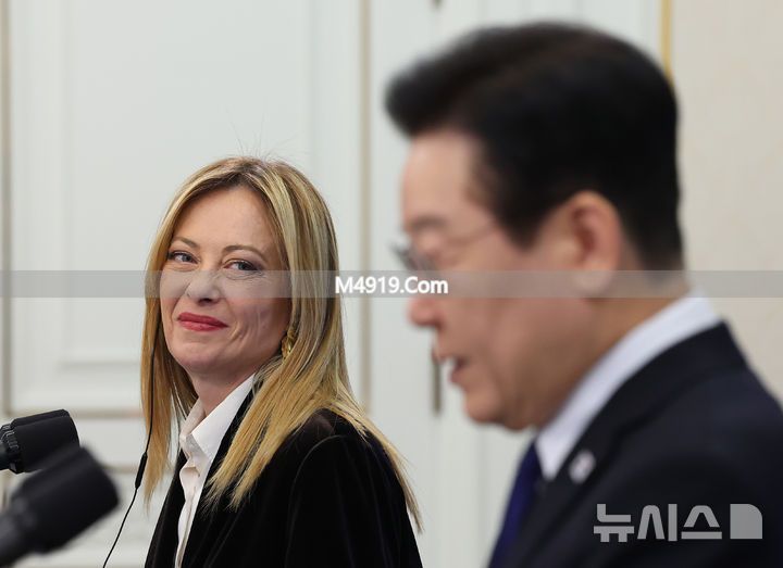 意大利美女总理梅洛尼访韩穿搭吸睛，职场女强人风采尽显