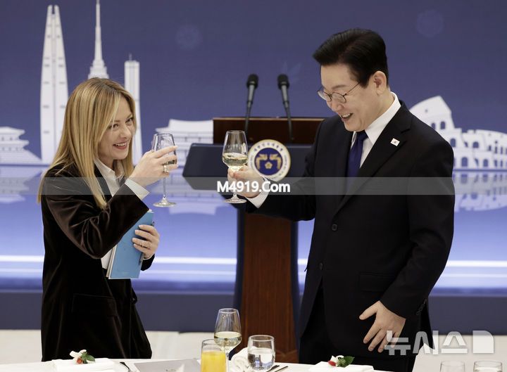 意大利美女总理梅洛尼访韩穿搭吸睛，职场女强人风采尽显
