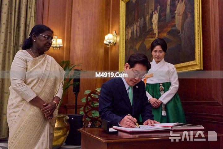 韩国总统夫人访印度一天换多套造型，奔六年纪少女心不减
