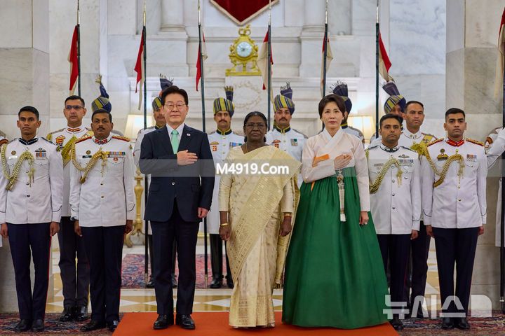 韩国总统夫人访印度一天换多套造型，奔六年纪少女心不减