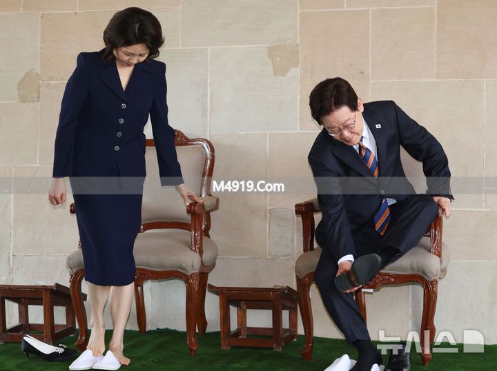 韩国总统夫人访印度一天换多套造型，奔六年纪少女心不减