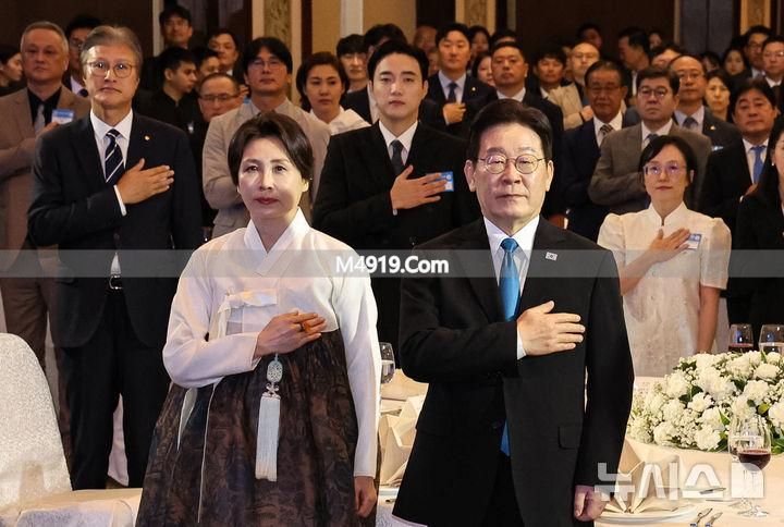 菲律宾前第一夫人年轻时照片_菲律宾第一夫人_