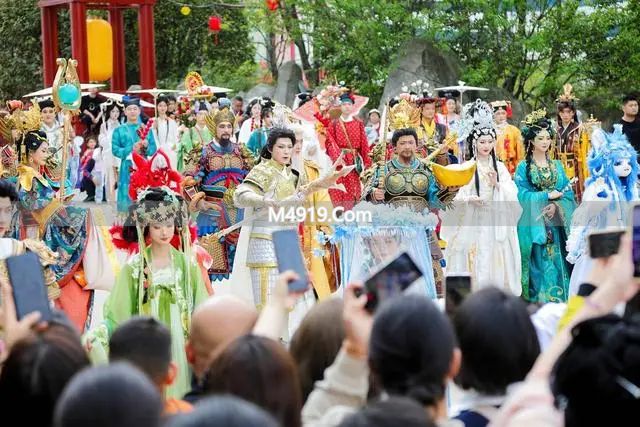 四川春假亲子游火了 沉浸式演艺小镇成新热点
