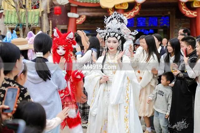 四川春假亲子游火了 沉浸式演艺小镇成新热点