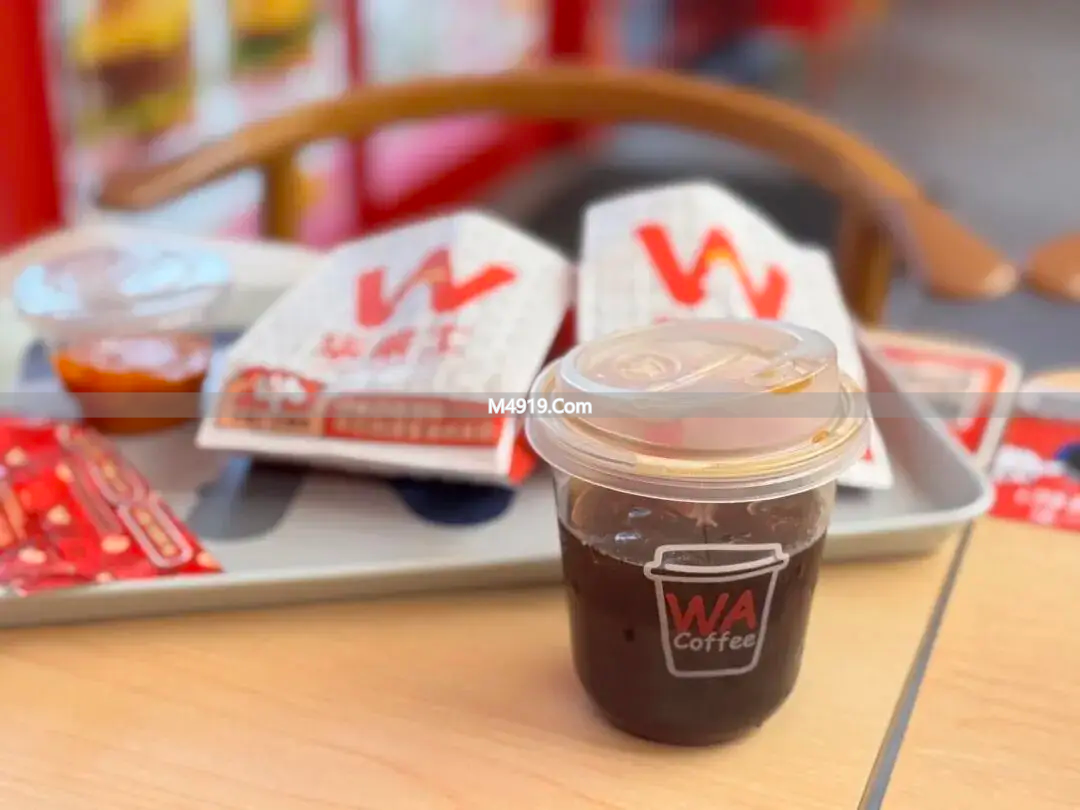 华莱士推9.9元咖啡月卡引热议，有人赞有人嫌