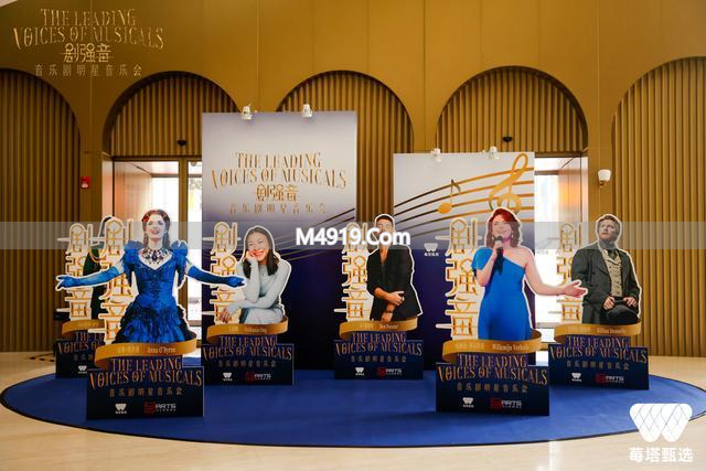 胡歌老婆现身街头，路人纷纷围观 - 胡歌老婆现身街头，路人纷纷围观