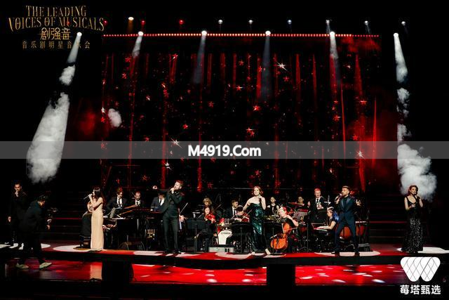 胡歌老婆现身街头，路人纷纷围观 - 胡歌老婆现身街头，路人纷纷围观