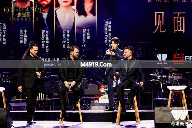 胡歌老婆现身街头，路人纷纷围观 - 胡歌老婆现身街头，路人纷纷围观