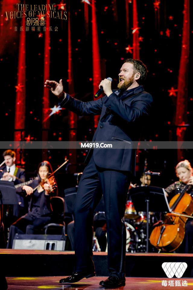 胡歌老婆现身街头，路人纷纷围观 - 胡歌老婆现身街头，路人纷纷围观