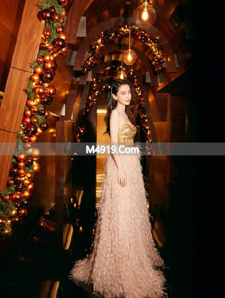 cosmo时尚盛典：林允儿展现少女感，baby造型精致不输阵