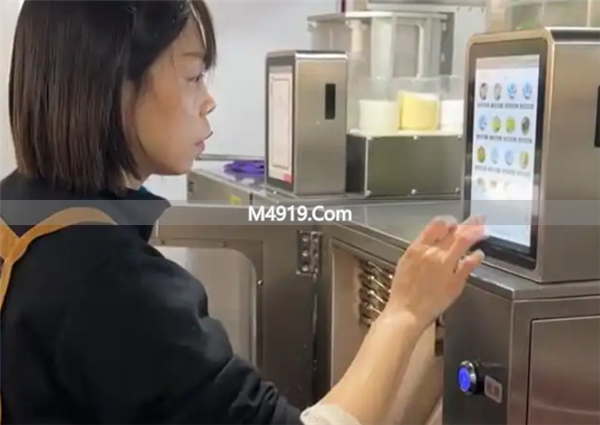 杭州社区食堂引入智能炒菜机器人，降本增效还契合健康理念