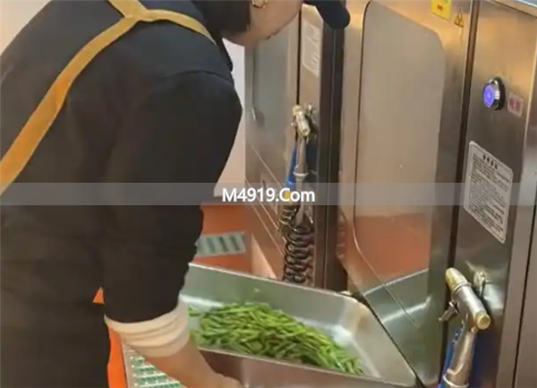 杭州社区食堂引入智能炒菜机器人，降本增效还契合健康理念