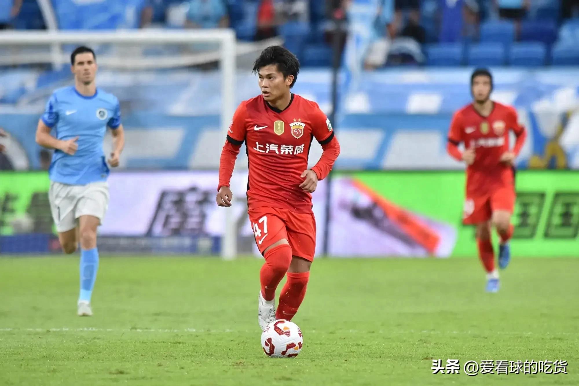 东亚杯国足首战0比2落后韩国，两人表现太差成输球关键