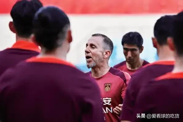 东亚杯国足首战0比2落后韩国，两人表现太差成输球关键